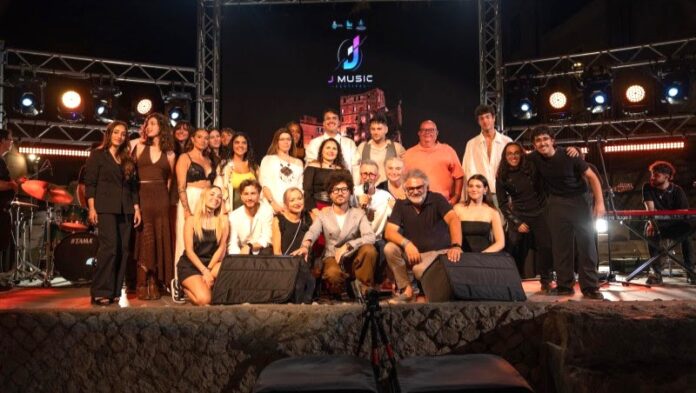 Grande successo per il J Music Festival talento, musica ed emozioni in una serata indimenticabile - Zetatielle Magazine j music fstival - nella foto tutti i partecipanti insieme sul palco