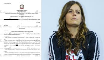 Ilaria Salis di nuovo nei guai, condannata dal tribunale di Milano: “Ha licenziato due suoi collaboratori senza giusta causa”. L’eurodeputata: “Confido nell’Appello”