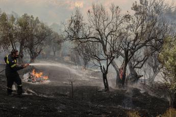 Incendi in Grecia, morti tre vigili del fuoco: due sono bruciati vivi nell’auto intrappolati nelle fiamme