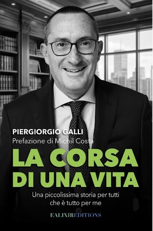 LA CORSA DI UNA VITA piergiorgio galli - La copertina del libro con in primo piano un uomo di mezz'eta, con capelli corti, occhiali da vista, giacca,scura, camicia bianca, cravatta scura, sorride. La foto è in bianco e nero