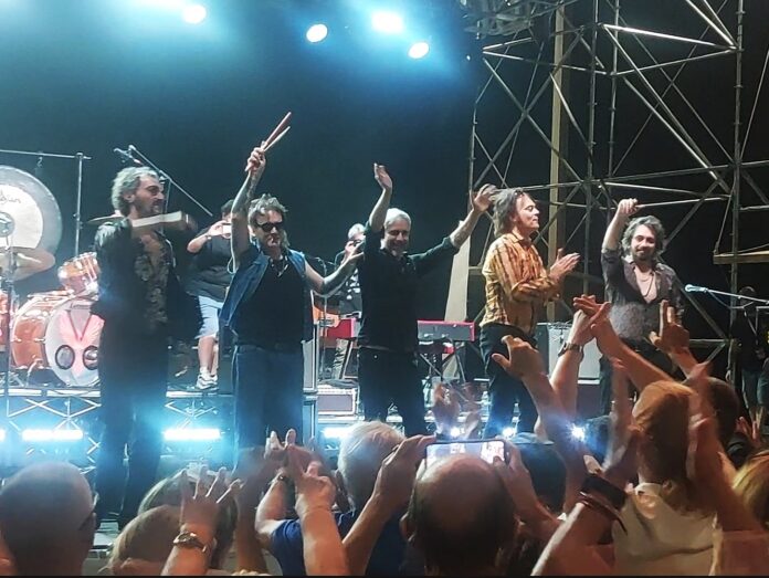 Le Vibrazioni accendono Borghetto Santo Spirito un greatest hits di rock ed energia - zetatielle magazine - foto di tina Rossi Ph Le Vibrazioni accendono Borghetto Santo Spirito un greatest hits di rock ed energia - laq band sul palco in fila saluta il pubblico che ha le mani alzate
