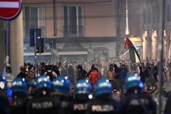 Morte Fakir, aperto un fascicolo su scontri a Bologna: 12 indagati