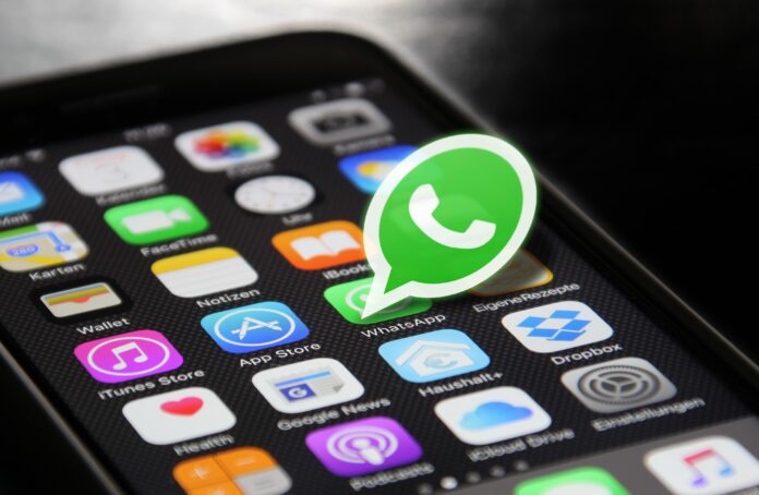 Nome utente su whatsapp ecco come attivare il nuovo servizio - zetatielle magazine - heikoal-whatsapp-2105015 nome utente whatsapp, nella foto un telefonino con la schermata con tutte le icone delle applicaizoni e in rilievo il simbolo verde con la cornetta bianca di whatsapp