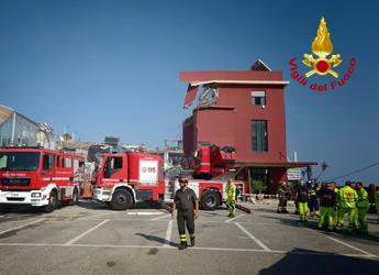 Paura a Messina, crolla edificio: vigili del fuoco cercano sei dispersi, una famiglia sotto le macerie
