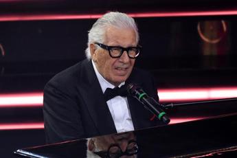 Peppino di Capri, il lungo applauso ai funerali: l’ultimo saluto sulle note de ‘Il sognatore’