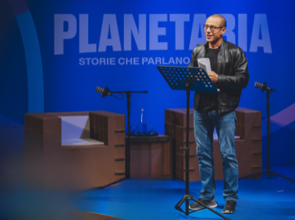 Planetaria Festival a Bologna la terza edizione - zetatielle Magazine - Accorsi_Planetaria_Credito_Maikid planetaria festival - stefano accorsi sul palco durante la manifestazione