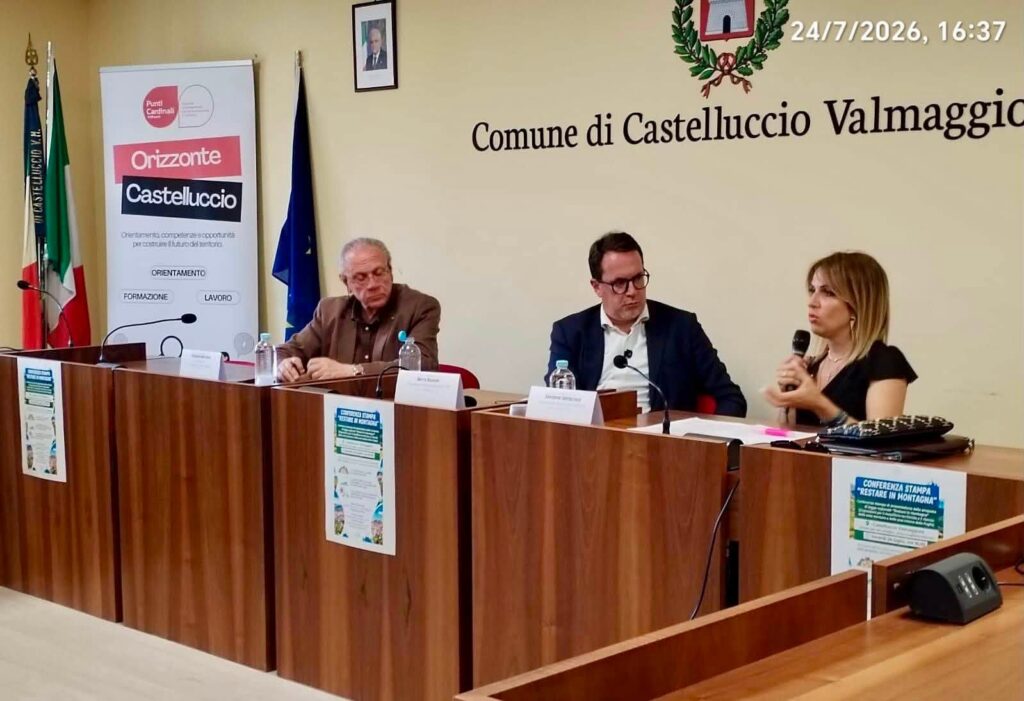 Puglia e Uncem, insieme per il rilancio delle zone montane - una foto della conferenza stampa con tre persone che parlano al pubblico