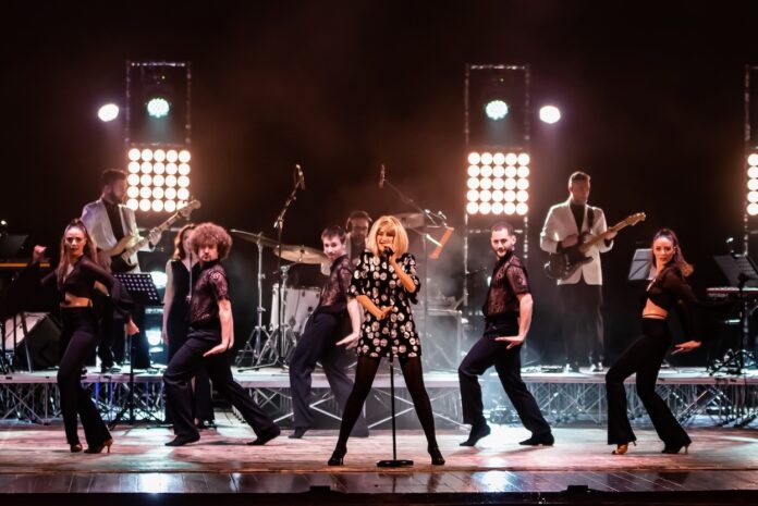 “Raffaella! Sognando la Carrà” a teatro in tutta Italia - nella foto un momento dello spettacolo