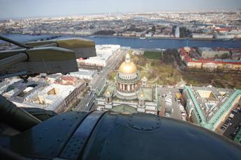 Russia, attacco su larga scala a San Pietroburgo: drone ucraino colpisce Reggia di Peterhof