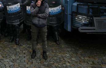 Tifoso ferito in scontri derby Torino, Procura: “Chiesti domiciliari per agente, lacrimogeno lanciato in modo non conforme”
