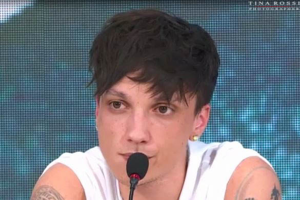 Ultimo concerto record anche per parcheggi da incubo e richieste di rimborso Zetatielle Magazine - Tina Rossi Ph Ultimo in primo piano con capelli scuri corti, indossa maglietta bianca e parla davanti a un microfono