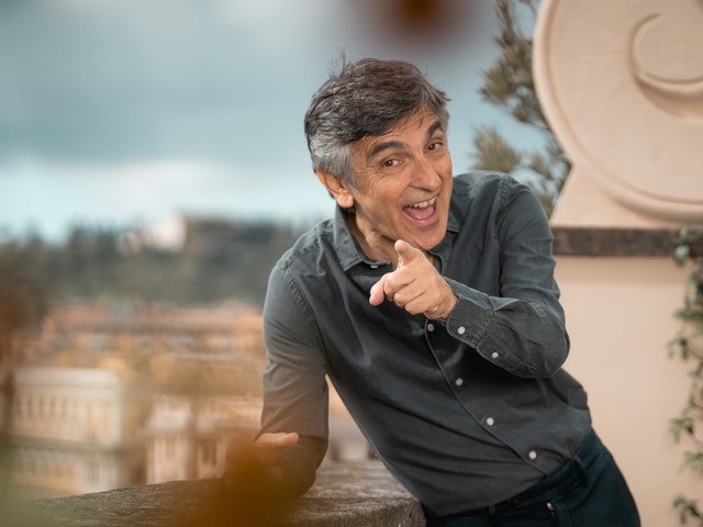 Vincenzo Salemme festeggia 50 anni di teatro con ...e fuori nevica - Zetatielle Magazine - Salemme 2 vincenzo salemme indossa unna camicia scura e sorride all'obiettivo