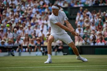 Wimbledon, paura Zverev: cade e resta a terra, lo aiuta… Sinner