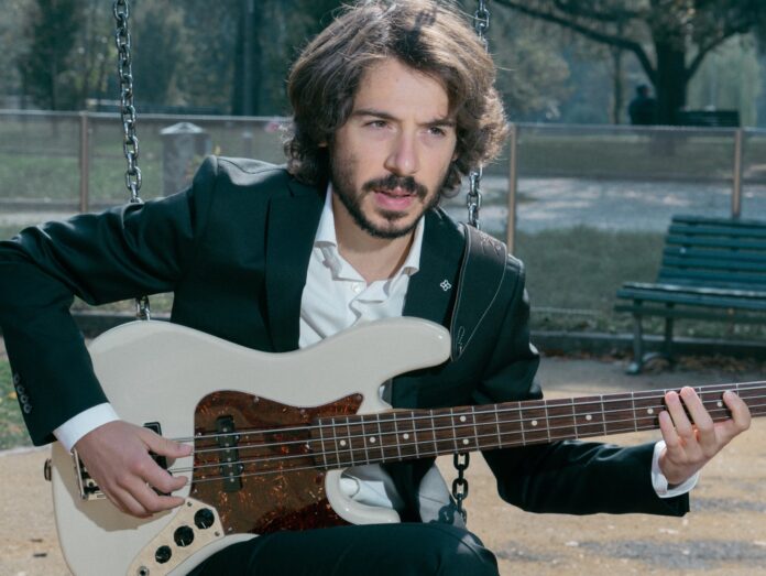 Youssef De Luna il nuovo singolo è Citra Scina - Zetatielle Magazine youssef de luna indossa una giacca scura ed è intento a suonare il basso