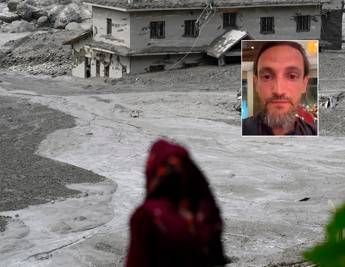 Alluvione in Nepal, l’italiano tratto in salvo: “In pullman a 20 metri dal disastro, un’onda gigantesca di fango e detriti, poi il boato”