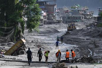 Alluvione in Nepal, nuova frana crea lago artificiale: soccorritori costretti a evacuare
