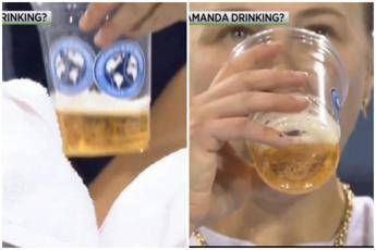 Anisimova e il mistero della bibita durante la partita: “Sta bevendo birra?”