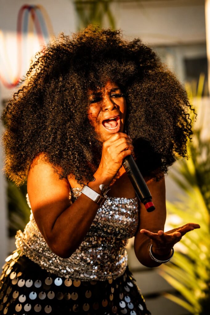 barbara tucker in concerto al bazzano beach di sperlonga