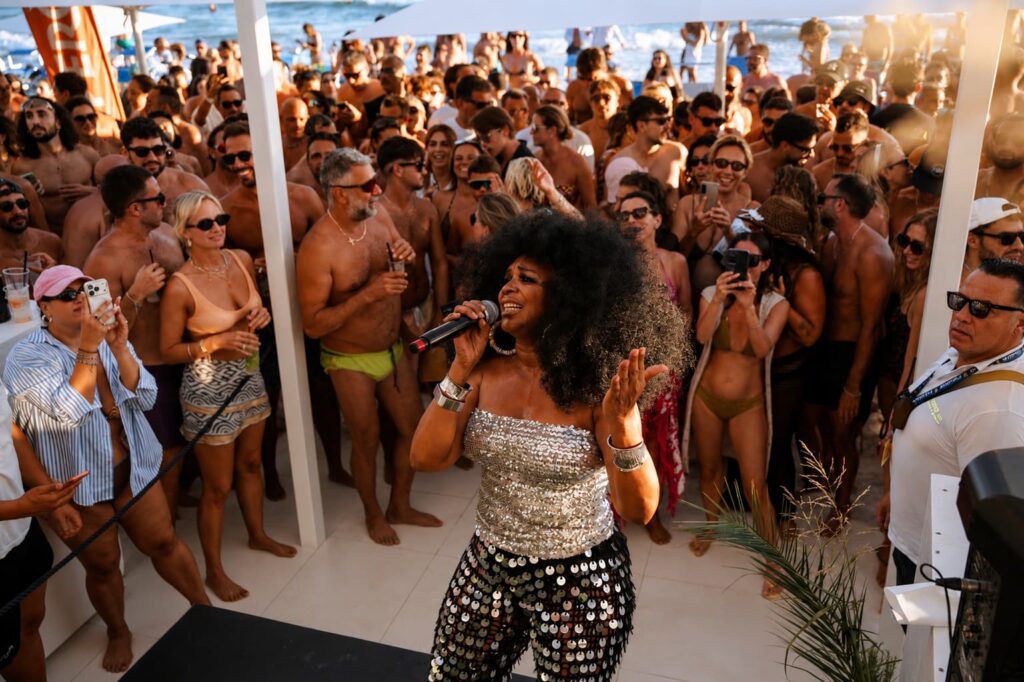 barbara tucker in concerto al bazzano beach di sperlonga