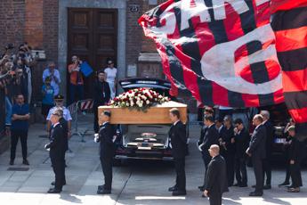 Baresi, oggi i funerali: migliaia di tifosi a Sant’Ambrogio per l’ultimo saluto – Diretta