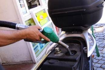 Carburante annacquato, irregolare un distributore su cinque. Pd e M5S: “Governo intervenga”. Lega: “Bene controlli Gdf”