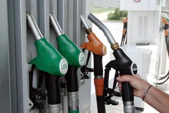 Caro carburanti, taglio delle accise sul gasolio prorogato al 25 agosto. Meloni: “Cerchiamo di contenere i rincari”