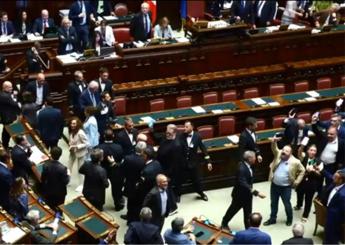 Caso Delmastro, la Camera nega l’uso delle chat: tensione in Aula