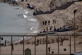 Ceuta, migranti a ridosso del confine: il Marocco li disperde con lacrimogeni e li trasferisce
