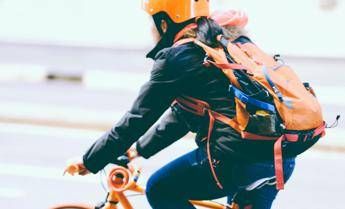 Codice della strada, da patente a 17 anni a obbligo casco e contrassegno e-bike: le 15 novità allo studio