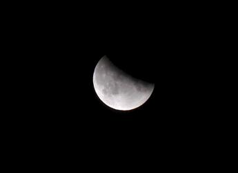 Eclissi di Luna, dalle ipotesi transilvaniche alle micro‑maree: i fake degli effetti sul corpo