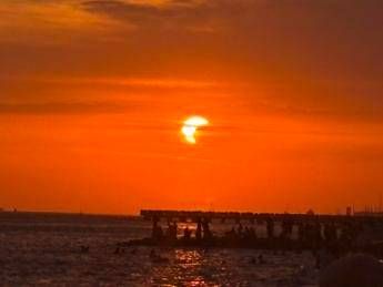 Eclissi parziale di sole, lo spettacolo al tramonto nei cieli d’Italia