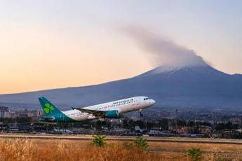 Eruzione Etna, caos voli in Sicilia: arrivi e partenze sospese all’aeroporto di Catania