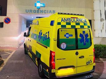 Guida un’ambulanza e lavora sei giorni al mese: “Guadagno 2300 euro”