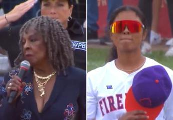Il baseball femminile rinasce, ma l’inno da incubo è il vero show
