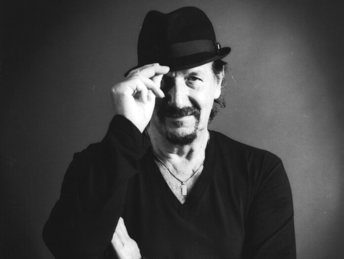 Il coma Andrea Mingardi racconta il suo viaggio di andata e ritorno dall'aldilà nel suo nuovo libro - zetatielle magazine - Mingardialtadefinizione-1 il coma e l aldilà - nella foto in bianco e nero Andrea Mingardi, con pizzetto, cappello nero, sorride e con la mano si tocca il cappello