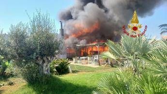 Incendio in uno stabilimento di Maccarese: in fiamme la ‘Rambla Beach’