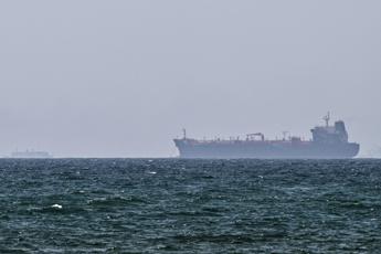 Iran, petroliera in fiamme al largo dell’Arabia Saudita: colpita da ‘proiettile non identificato’
