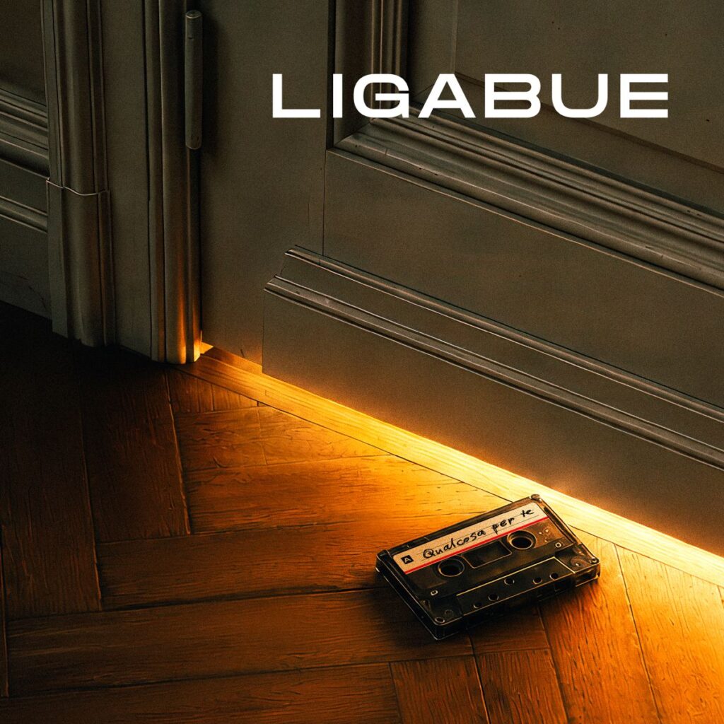 luciano ligabue - la copertina del nuovo singolo qualcosa per te, che raffigura una musicassetta