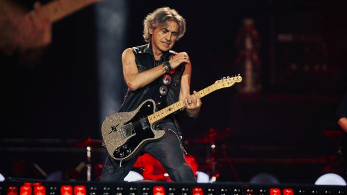 luciano ligabue - qualcosa per te - l'artista in primo piano, chitarra elettrica a tracolla, durante un concerto