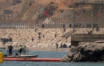 Marocco, tensione al confine: decine di migranti fermati vicino Ceuta