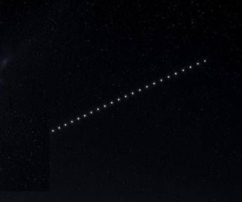 “Non è un aereo, non sono stelle”, il ‘treno di luci’ in cielo: il mistero dell’8 agosto