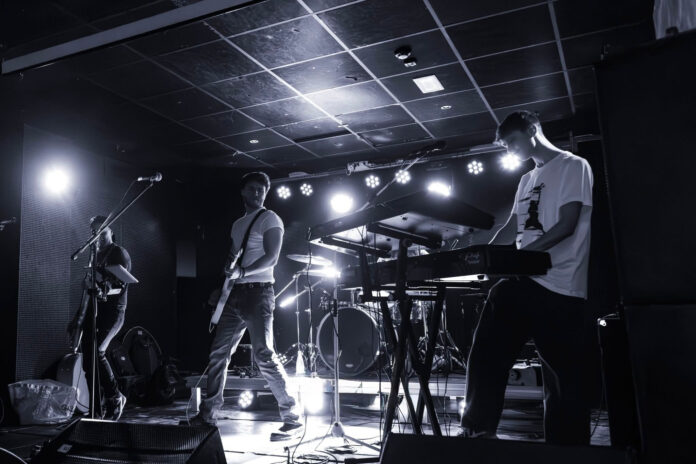Oplà, fuori il nuovo singolo Come va - Zetatielle Magazine oplà - la band durante un concerto