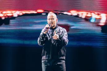Ramazzotti operato alle corde vocali, l’esperto: “Rischi del mestiere”
