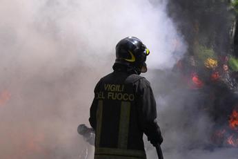 Roma, incendio a Tor di Valle: chiuso tratto della via del Mare verso Ostia. Deviazioni e lunghe code