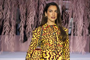 Sanremo, Dua Lipa non solo guest star: De Martino la vuole per la co-conduzione di una serata