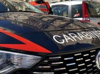 Spara alla compagna, la ferisce e poi scappa: uomo fermato a Imperia