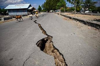 Terremoto in Indonesia, nuova scossa di magnitudo 5.6: continua l’emergenza