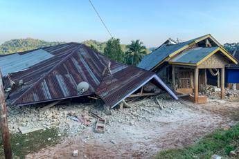 Terremoto in Indonesia, sisma di magnitudo 7.7 a largo isola di Flores: decine di morti