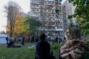 Ucraina, Mosca bombarda Kiev: 13 morti. Il sindaco: “Colpito ospedale pediatrico”. Zelensky: “Da parte del mondo non c’è giusta risposta”