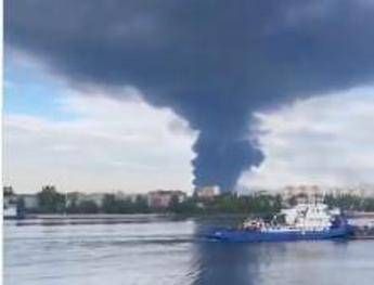 Ucraina, attacco contro una delle più grandi raffinerie in Russia. Mosca: “Abbattuti nella notte 605 droni di Kiev”